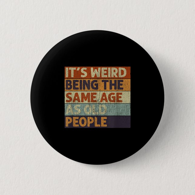 Badge Rond 5 Cm C'Est Étrange Étant Le Même Âge Que Les Personnes  (Devant)