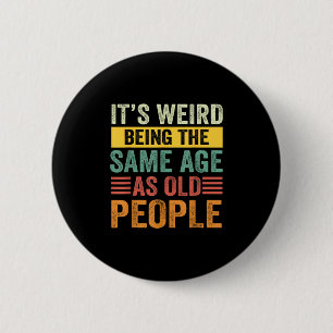 Badge Rond 5 Cm C'Est Étrange Étant Le Même Âge Que Les Personnes