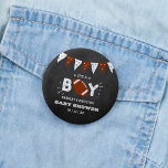 Badge Rond 5 Cm C'est un garçon ! Football Thème Co-ed Baby shower<br><div class="desc">Ces boutons sont parfaits pour tous ceux qui ont un baby shower cette année. Ce design est facile à personnaliser avec votre libellé d'événement spécial et vos invités seront ravis quand ils verront ces fabuleux boutons de fête. Les éléments correspondants se trouvent dans la collection.</div>