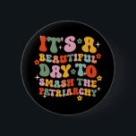 Badge Rond 5 Cm C'est une belle journée pour masquer le patriarcat<br><div class="desc">La collection "C'est une belle journée pour masquer le Patriarcat" a pour but d'autonomiser les voix et de célébrer la force. Des modèles audacieux et inspirants encouragent chacun à défendre l'égalité des sexes et à remettre en question les normes sociales. Cette collection est parfaite pour ceux qui croient à faire...</div>