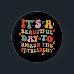 Badge Rond 5 Cm C'est une belle journée pour masquer le patriarcat<br><div class="desc">La collection "C'est une belle journée pour masquer le Patriarcat" a pour but d'autonomiser les voix et de célébrer la force. Des modèles audacieux et inspirants encouragent chacun à défendre l'égalité des sexes et à remettre en question les normes sociales. Cette collection est parfaite pour ceux qui croient à faire...</div>