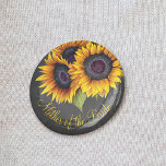 Badge Rond 5 Cm Chalet de tournesol rustique mère de la mariée<br><div class="desc">Floral rustique mère du bouton mariage de la mariée avec un bouquet de tournesols sur un arrière - plan de tableau noir gris foncé.                 Vous pouvez le personnaliser avec votre texte !</div>