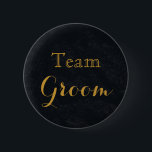 Badge Rond 5 Cm Chalkboard Blackboard Gold Mariage Team Groom<br><div class="desc">Il s'agit de Chalkboard Blackboard mariage de l'équipe des boutons avec le texte de l'ombre portée dans Gold. Il est préférable pour la fête de la mariée de porter à la fête de la bachelorette, la douche de la nuptiale, la répétition du mariage, les wedding showers, les déjeuners et le...</div>