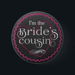 Badge Rond 5 Cm Chalkboard Pink Heart Mariage | Cousin de la marié<br><div class="desc">Bouton de basback de soirée de mariage avec arrière - plan de tableau noir gris, motif de zigzag rose vif et coeur avec élégante écriture en blanc. Le bouton cousin de la mariée est le moyen parfait pour que votre famille se sente spéciale. Des épingles correspondantes sont disponibles pour toute...</div>