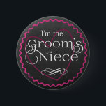 Badge Rond 5 Cm Chalkboard Pink Heart Mariage | La nièce de Groom<br><div class="desc">Bouton de basback de soirée de mariage avec arrière - plan de tableau noir gris, motif de zigzag rose vif et coeur avec élégante écriture en blanc. Le bouton nièce de Groom est le moyen idéal pour que votre famille se sente spéciale. Des épingles correspondantes sont disponibles pour toute votre...</div>