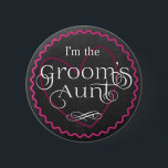 Badge Rond 5 Cm Chalkboard Pink Heart Mariage | La tante de Groom<br><div class="desc">Bouton de basback de soirée de mariage avec arrière - plan de tableau noir gris, motif de zigzag rose vif et coeur avec élégante écriture en blanc. Le bouton Tante de Groom est le moyen idéal pour que votre famille se sente spéciale. Des épingles correspondantes sont disponibles pour toute votre...</div>