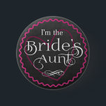 Badge Rond 5 Cm Chalkboard Pink Heart Mariage | La tante de la mar<br><div class="desc">Bouton de basback de soirée de mariage avec arrière - plan de tableau noir gris, motif de zigzag rose vif et coeur avec élégante écriture en blanc. Le bouton Tante de la mariée est le moyen idéal pour que votre famille se sente spéciale. Des épingles correspondantes sont disponibles pour toute...</div>