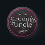 Badge Rond 5 Cm Chalkboard Pink Heart Mariage | Oncle de Groom<br><div class="desc">Bouton de basback de soirée de mariage avec arrière - plan de tableau noir gris, motif de zigzag rose vif et coeur avec élégante écriture en blanc. Le bouton Oncle de Groom est le moyen idéal pour que votre famille se sente spéciale. Des épingles correspondantes sont disponibles pour toute votre...</div>