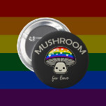 Badge Rond 5 Cm Champignons Pour L'Amour - Champignons Punny LGBTQ<br><div class="desc">Il y a du champignon pour l'amour. Un mignon champignon avec un casquette du drapeau de la fierté arc-en-ciel LGBTQIA  nous rappelle ce sentiment piétine pour l'égalité des droits. Un ami de goblincore qui sera votre allié ce mois de la fierté.</div>