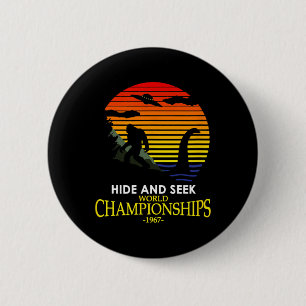 Badge Rond 5 Cm Champion de cache-cache Nessie Lochness Bigfoot Yé