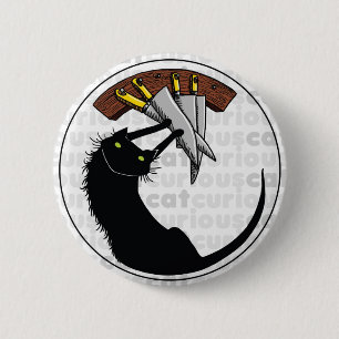 Badge Rond 5 Cm Chat curieux avec des couteaux