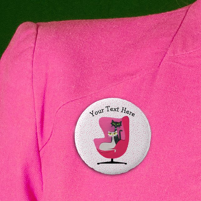 Badge Rond 5 Cm Chats Jolies Yeux Mi-Siècle Rose Chiffres Chaise (Two cats pretty green yellow eyes in mid century pink chair with pink dots on white pin back button.)