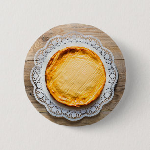 Badge Rond 5 Cm Cheesecake on rustic wood cake top.