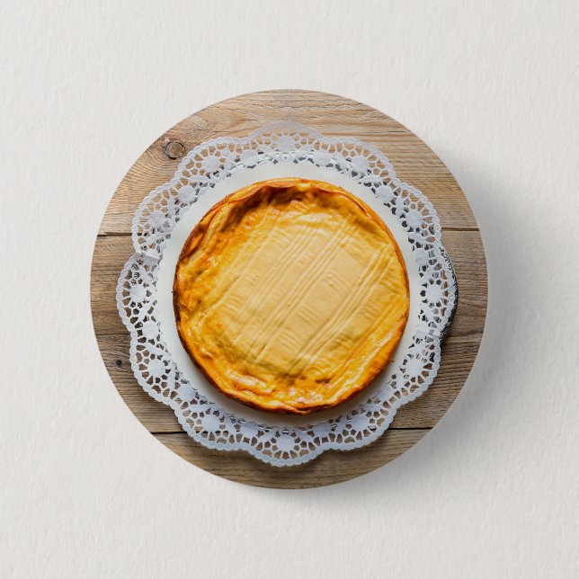 Badge Rond 5 Cm Cheesecake on rustic wood cake top. (Devant)