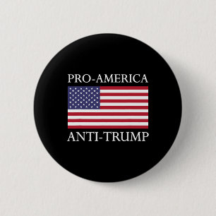Badge Rond 5 Cm Chemise anti-Trump - Le drapeau américain résiste