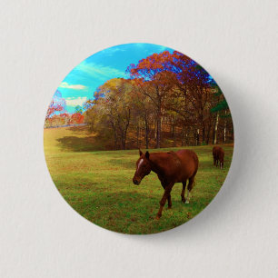 Badge Rond 5 Cm Cheval Brown dans un champ de couleur arc-en-ciel
