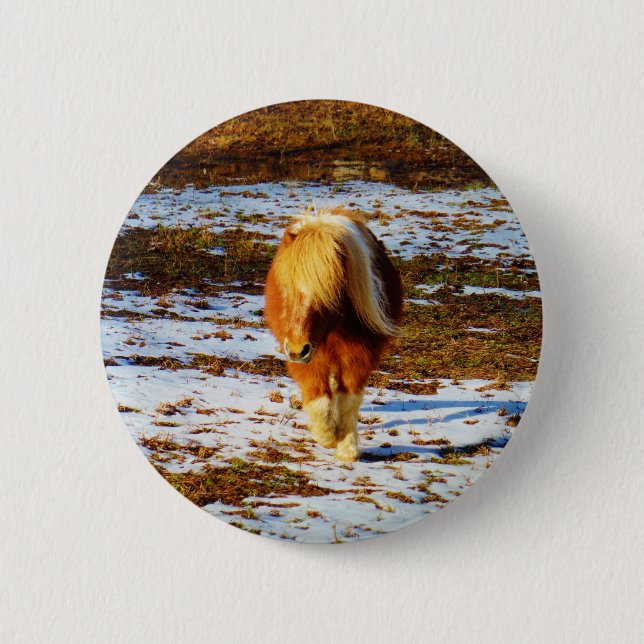 Badge Rond 5 Cm Cheval miniature Brown et crème dans la neige. (Devant)