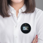 Badge Rond 5 Cm Chic Médicale School Photo Graduation Parent<br><div class="desc">Ce bouton chic noir de l'école de médecine parent de graduation comprend un hexagone géométrique or avec un élégant cathétrique médical au-dessus d'une photo du diplômé. Photographie moderne attirant l'oeil célébration faveur pour un nouveau médecin ou une infirmière en 2025.</div>