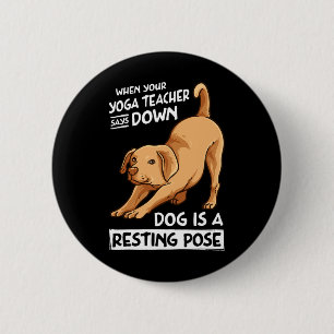 Badge Rond 5 Cm Chien d'exercice de yoga est une pose de repos pou