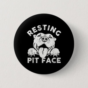 Badge Rond 5 Cm Chien Pitbull au repos visage de pit humour sarcas