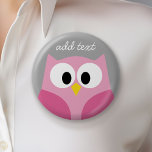 Badge Rond 5 Cm Chouette de dessin mignonne - Nom personnalisé ros<br><div class="desc">Une chouette moderne et simple aux couleurs tendance. Vous pouvez ajouter un nom,  un monogramme ou un autre texte personnalisé. Si vous avez besoin de déplacer l'art autour,  cliquez sur le bouton personnaliser pour apporter des modifications.</div>