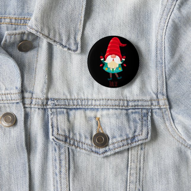 Badge Rond 5 Cm Christmas Gnome Holding Christmas Lights (En situation)