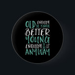 Badge Rond 5 Cm Citation Amusante Anniversaire Assez Vieille Assez<br><div class="desc">Fait un grand cadeau à ceux qui célèbrent les anniversaires, dans la vingtaine ou la trentaine. Quel âge as-tu ? Assez vieux pour savoir mieux. Assez jeune pour le faire de toute façon. Citation drôle et humoristique pour faire savoir au monde que vous avez encore le cool. La couleur Arrière...</div>