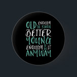Badge Rond 5 Cm Citation Amusante Anniversaire Assez Vieille Assez<br><div class="desc">Fait un grand cadeau à ceux qui célèbrent les anniversaires, dans la vingtaine ou la trentaine. Quel âge as-tu ? Assez vieux pour savoir mieux. Assez jeune pour le faire de toute façon. Citation drôle et humoristique pour faire savoir au monde que vous avez encore le cool. La couleur Arrière...</div>