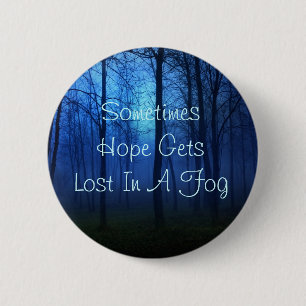 Badge Rond 5 Cm Citation d'espoir vie forêt brouillard arrière-pla