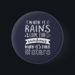 Badge Rond 5 Cm Citation Motivation Inspirationnelle Penser positi<br><div class="desc">Une citation de motivation inspirante pour vous garder inspiré et motiver les autres autour de vous. Beau dire sur toujours regarder sur le côté lumineux, penser positif, chercher bon. Quand il pleut, cherchez l'arc-en-ciel. Quand il fait sombre, cherchez des étoiles. La couleur Arrière - plan peut être customisée à la...</div>