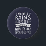 Badge Rond 5 Cm Citation Motivation Inspirationnelle Penser positi<br><div class="desc">Une citation de motivation inspirante pour vous garder inspiré et motiver les autres autour de vous. Beau dire sur toujours regarder sur le côté lumineux, penser positif, chercher bon. Quand il pleut, cherchez l'arc-en-ciel. Quand il fait sombre, cherchez des étoiles. La couleur Arrière - plan peut être customisée à la...</div>