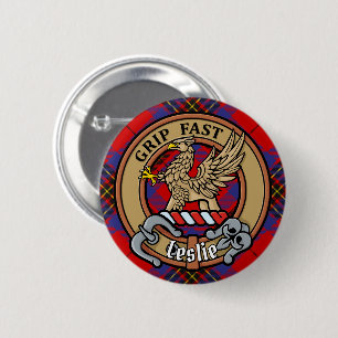Badge Rond 5 Cm Clan Leslie Crest sur Red Tartan