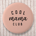 Badge Rond 5 Cm Club cool Mama | Fête des mères roses Peachy moder<br><div class="desc">Simple et élégant "cool mama club" devis personnalisé design d'art dans la typographie minimaliste moderne avec une police manuscrite tendance sur un arrière - plan pastel rose acajou. Le cadeau parfait pour votre mère cool pour son anniversaire ou la fête des mères ! Le slogan peut facilement être personnalisé avec...</div>