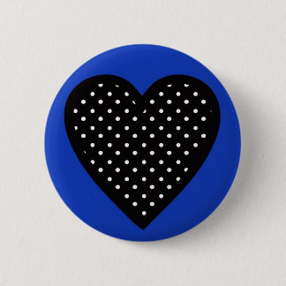 Badge Rond 5 Cm Coeur noir avec le pois sur l'arrière - plan bleu