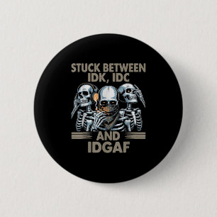 Badge Rond 5 Cm Coincé Entre Idk, I Et Idgaf, Drôle Skeleton Gan
