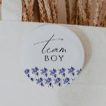 Badge Rond 5 Cm Colorful Fleur sauvage Genre Revela Team Boy<br><div class="desc">Ce sexe fleur sauvage coloré révèle le bouton garçon d'équipe est parfait pour votre simple, whimsical et boho baby shower d'été arc-en-ciel. Les fleurs bleues, vives et enchantées, donnent à ce produit l'impression d'un jardin de printemps hippie minimaliste, élégant et vintage. Le design moderne est artistique et délicat, représentant une...</div>