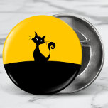 Badge Rond 5 Cm Cool Chat Silhouette Whimsical Carton personnalisé<br><div class="desc">Une silhouette fantaisiste d'un chat noir assis au sommet d'une colline avec un arrière - plan jaune.</div>
