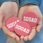 Badge Rond 5 Cm Corail de Squad rose et blanc<br><div class="desc">Identifiez votre équipe avec ces mignons boutons rose corail ! Le design comporte "SQUAD" en style collégial blanc. Parfait pour les fêtes de bachelorette,  les demoiselles d'honneur et les amis.</div>