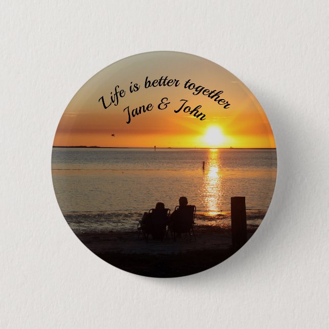 Badge Rond 5 Cm Couple Assis Sur La Plage Au Sunset Pin Button (Devant)