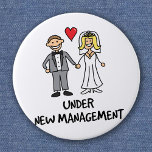 Badge Rond 5 Cm Couple mariage - Sous la nouvelle gestion<br><div class="desc">Un joli dessin d'un couple marié sous-titré "sous la nouvelle direction". Est-ce la mariée ou le marié qui porte le pantalon dans le mariage ? Idéal pour un cadeau mariage,  ou pour porter en lune de miel.</div>