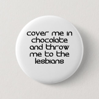 BADGE ROND 5 CM COUVREZ-MOI EN CHOCOLAT ET JETEZ-MOI AUX