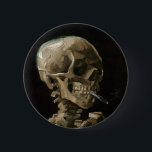 Badge Rond 5 Cm Crâne avec brûler la cigarette Vincent van Gogh Ar<br><div class="desc">Vincent van Gogh (Néerlandais, 1853 - 1890) Crâne d'un squelette avec cigarette brûlante, 1885-1886, Huile sur toile Sans cadre : 32 cm × 24, 5 cm (13 po × 9, 6 po) Travail précoce de Vincent van Gogh. Ce petit tableau fait partie de la collection permanente du musée Van Gogh...</div>