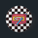 Badge Rond 5 Cm Crayon dans une cassette bande : 80's riddle<br><div class="desc">Pour Gen-Xers et la fin de Millennials cette image ne sera pas déplacé,  mais elle peut présenter une énigme aux plus jeunes dans votre vie : qu'est-ce qu'une cassette et un crayon ont à faire ensemble ? Icône de la cassette par gohsantosa2 / Freep♥ k.com</div>