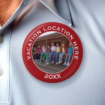 Badge Rond 5 Cm Créer un souvenir de vacances avec photo et texte<br><div class="desc">Retournez à votre endroit préféré avec ce gardien. Bordure rouge et blanche - Un cadeau parfait pour les grands-parents ou la famille. Un souvenir qui met en évidence une image et un texte personnalisé.</div>