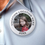 Badge Rond 5 Cm Créer un souvenir de vacances avec photo et texte<br><div class="desc">Retournez à votre endroit préféré avec ce gardien. Bordure blanche - Un cadeau parfait pour les grands-parents ou la famille. Un souvenir qui met en évidence une image et un texte personnalisé.</div>