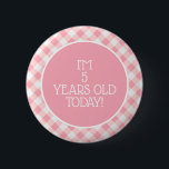 Badge Rond 5 Cm Cute rose blanc En vichy 5e anniversaire de la pet<br><div class="desc">Bouton de fête d'anniversaire à damiers/en vichy fille rose et blanc mignon personnalisé avec son âge.</div>