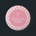 Badge Rond 5 Cm Cute rose blanc En vichy 5e anniversaire de la pet<br><div class="desc">Bouton de fête d'anniversaire à damiers/en vichy fille rose et blanc mignon personnalisé avec son âge.</div>