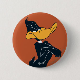 Badge Rond 5 Cm DAFFY DUCK™ with Arms Crossed