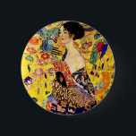 Badge Rond 5 Cm Dame Gustav Klimt avec ventilateur<br><div class="desc">Bouton représentant la peinture à l’huile de Gustav Klimt Lady with Fan (1918). Une femme portant un kimono bleu tient un ventilateur rouge contre un arrière - plan jaune coloré de fleurs et de paons. Un grand cadeau pour les amateurs de Japonisme et d'art européen.</div>