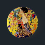 Badge Rond 5 Cm Dame Gustav Klimt avec ventilateur<br><div class="desc">Bouton représentant la peinture à l’huile de Gustav Klimt Lady with Fan (1918). Une femme portant un kimono bleu tient un ventilateur rouge contre un arrière - plan jaune coloré de fleurs et de paons. Un grand cadeau pour les amateurs de Japonisme et d'art européen.</div>
